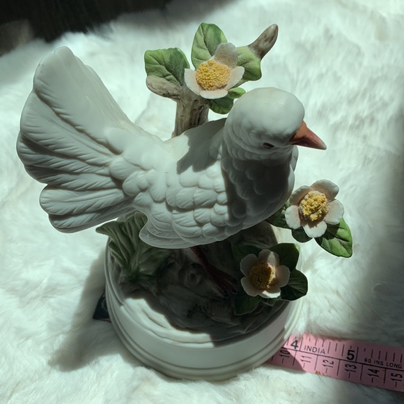 Unique hard to find Dove musical box with the song "Love Story", made in Japan - Picture 8 of 9